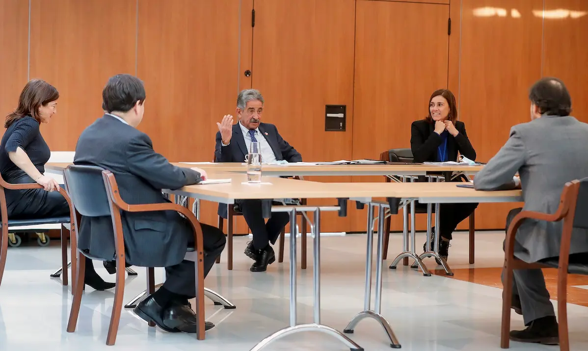 M. A. Revilla durante la reuni&oacute;n con los interlocutores belgas.