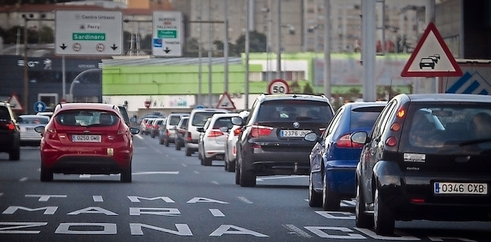 Varios coches en la entrada de la ciudad de Santander. / ALERTA