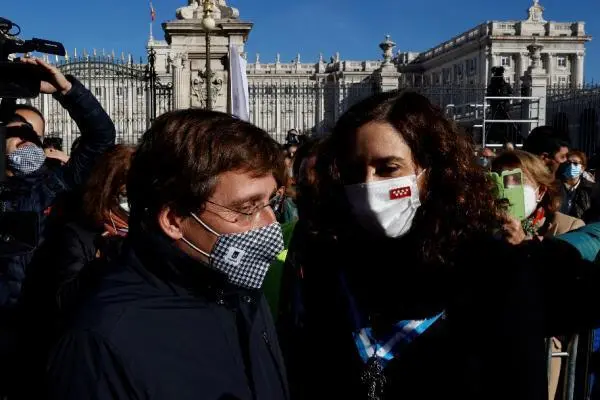 El alcalde de Madrid, Jos&eacute; Luis Mart&iacute;nez-Almeida, y la presidenta de la Comunidad de Madrid, Isabel Ayuso, a su llegada a la explanada entre la catedral de Santa Mar&iacute;a la Real de la Almudena y el Palacio Real para asistir a la misa por la festividad de la Virgen de la Almudena, este martes en Madrid. EFE/Chema Moya