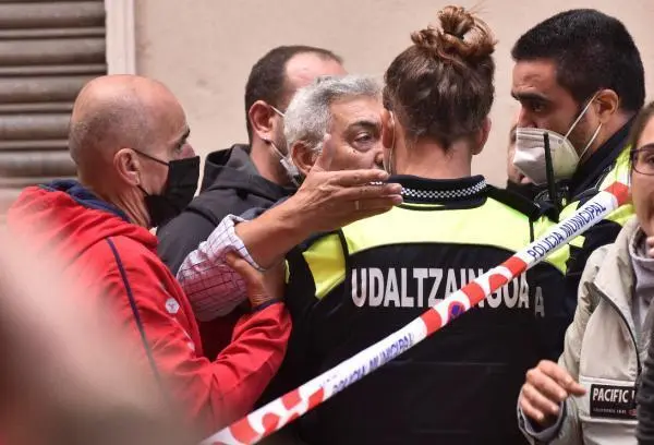 - Agentes de la polic&iacute;a municipal de Barakaldo retienen a un familiar de una de las dos personas apu&ntilde;aladas por un hombre este martes en un bar de Barakaldo (Bizkaia), tras lo que se ha atrincherado en el interior del ba&ntilde;o. EFE/Miguel To&ntilde;a