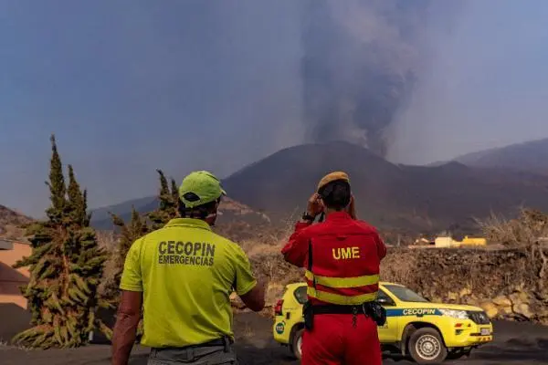 magen facilitada esta noche por el Gobierno de Canarias del cementerio municipal "Los &Aacute;ngeles", de Los Llanos de Aridane (La Palma), aislado desde hace d&iacute;as por las coladas de lava de la erupci&oacute;n en Cumbre Vieja. Varios efectivos del Ej&eacute;rcito de Tierra y la Unidad Militar de Emergencias han depositado una corona de flores a la entrada del camposanto, en recuerdo de los difuntos que este 1 de noviembre no han podido recibir la visita de sus familiares debido a la erupci&oacute;n. EFE/Alexandre D&iacute;az Lorenzo SOLO USO EDITORIAL/SOLO DISPONIBLE PARA ILUSTRAR LA NOTICIA QUE ACOMPA&Ntilde;A (CR&Eacute;DITO OBLIGATORIO)