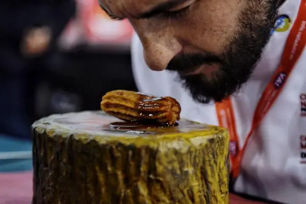 El chef Javier Garc&iacute;a Pe&ntilde;a huele el pincho "Churro de lechazo" del restaurante La Parrilla de San Lorenzo, que participa este lunes en el XVII Concurso Nacional de Pinchos celebrado en Valladolid. EFE/ Nacho Gallego