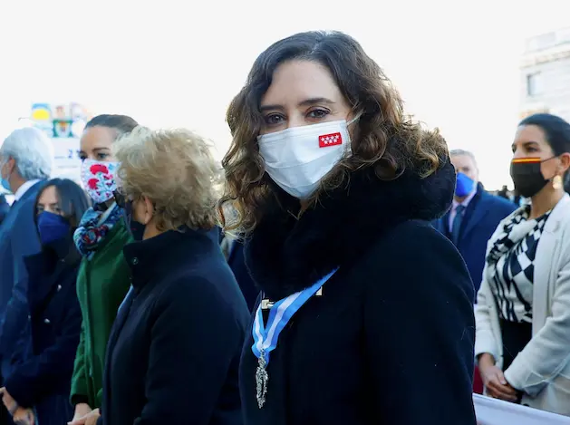 La presidenta de la Comunidad de Madrid, Isabel D&iacute;az Ayuso (d), asiste a la misa por la festividad de la Virgen de la Almudena, celebrada en la explanada entre la catedral de Santa Mar&iacute;a la Real de la Almudena y el Palacio Real, este martes en Madrid. EFE/Chema Moya