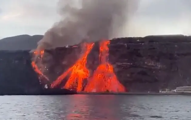 La colada dos del volc&aacute;n de La Palma llega al mar.