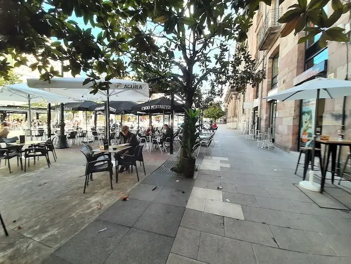 Varias personas en una terraza en el Boulevar Demetrio Herrero en Torrelavega. / S. D&Iacute;AZ