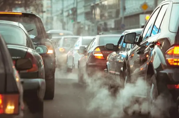 Imagen de archivo en la que se ve c&oacute;mo dos tubos de escape de un coche sueltan humo.