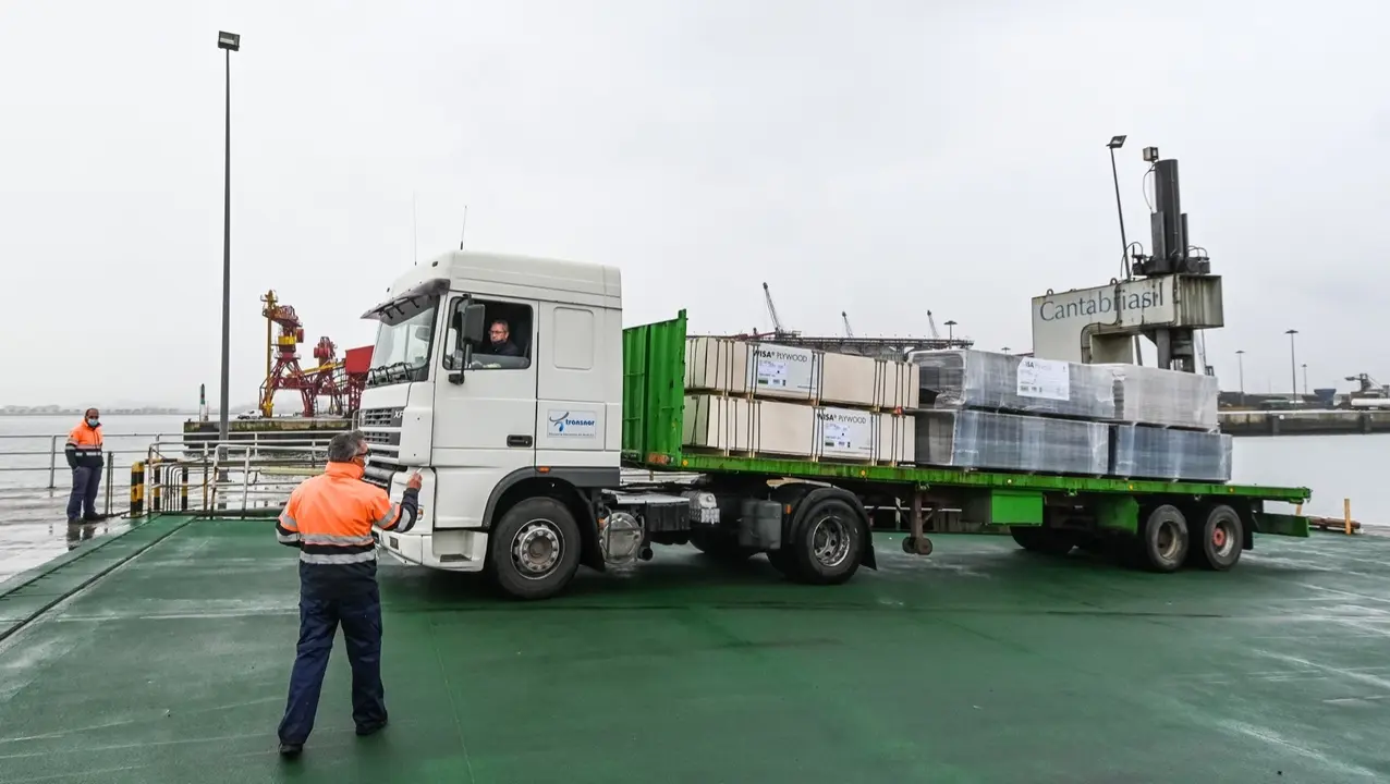 Varios trabajadores en el Puerto de Santander descargando mercanc&iacute;a. / HARDY