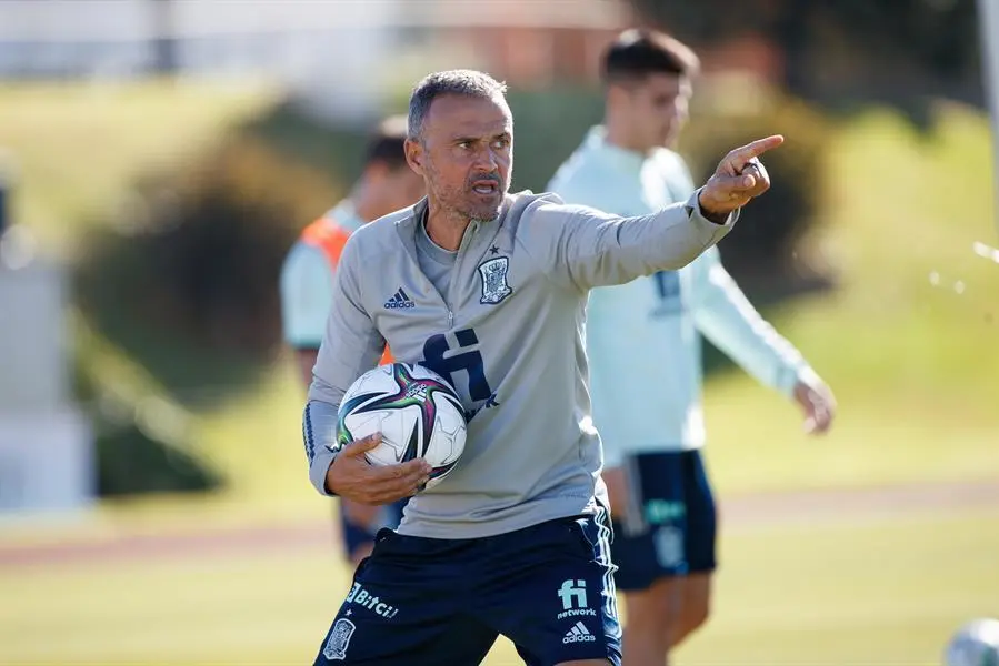 El seleccionador espa&ntilde;ol Luis Enrique Mart&iacute;nez dirige un entrenamiento del combinado espa&ntilde;ol en la Ciudad del F&uacute;tbol este martes en Las Rozas, Madrid. Espa&ntilde;a se juega el acceso directo al Mundial 2022 en los partidos ante Grecia y Suecia. EFE/RFEF/Pablo Garc&iacute;a