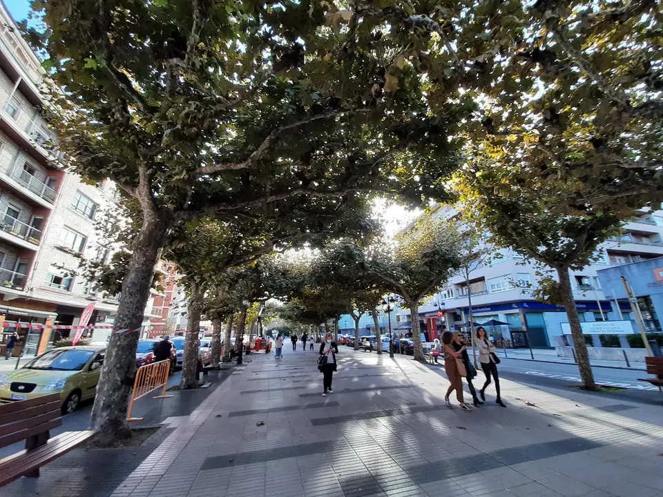 Varias personas por la Avenida de Espa&ntilde;a en Torrelavega. / ALERTA