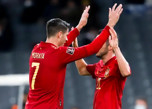El jugador de la selecci&oacute;n espa&ntilde;ola de f&uacute;tbol Pablo Sarabia (d) celebra la anotaci&oacute;n del primer gol desde el punto de penalti durante el partido de f&uacute;tbol de clasificaci&oacute;n para la Copa Mundial de la FIFA 2022 entre Grecia y Espa&ntilde;a en Atenas, Grecia, el 11 de noviembre de 2021. (Mundial de F&uacute;tbol, Grecia, Espa&ntilde;a, Atenas) EFE/EPA/GEORGIA PANAGOPOULOU