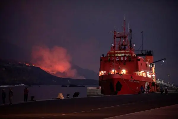 Vista del Volc&aacute;n Cumbre Vieja desde el puerto de Tazcorte, en La Palma, en una jornada en la que La Armada ya est&aacute; en total disposici&oacute;n de comenzar a prestar el servicio de transportes de agricultores desde el Puerto de Tazacorte hasta Puerto de Naos. EFE/Miguel Calero