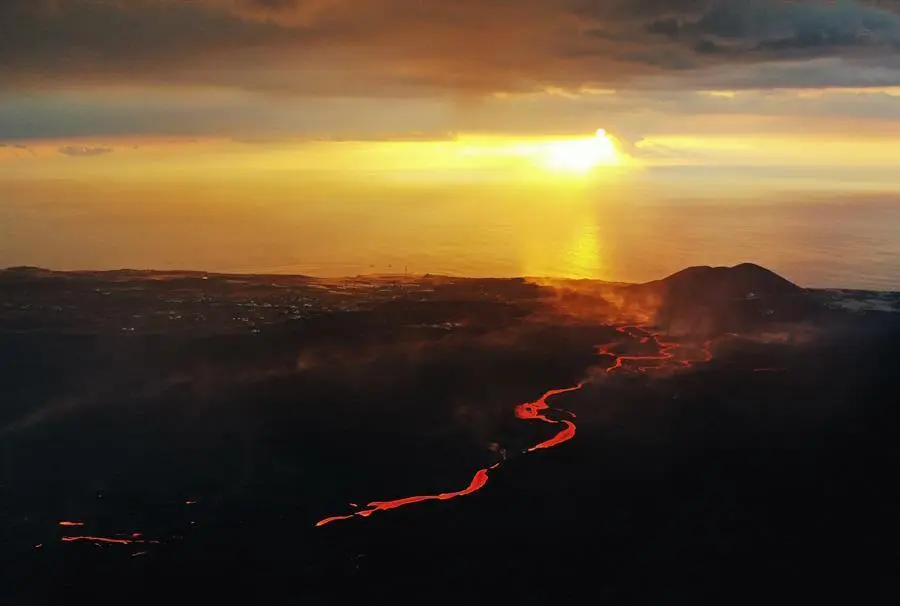 Fotograf&iacute;a realizada con un drone que muestra la colada de magma que se dirige al mar por la erupci&oacute;n del volc&aacute;n Cumbre Vieja que vuelve a expulsar material solido este domingo .EFE/ Jes&uacute;s Diges