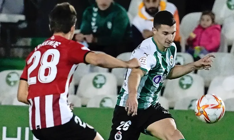 Sim&oacute;n Luca, centrando un bal&oacute;n durante su primera partido con el primer equipo. / Hardy