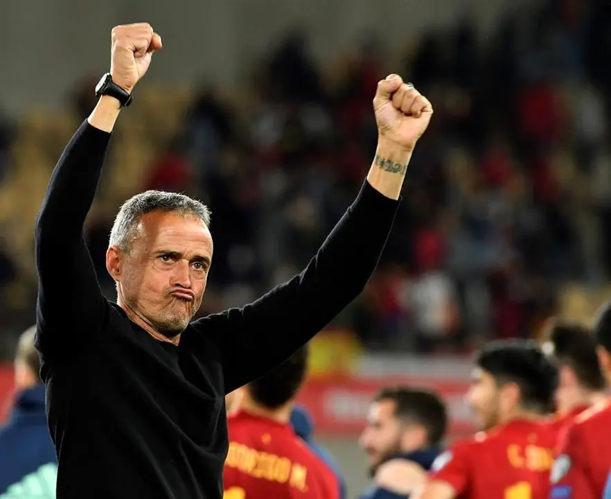 El entrenador de la selecci&oacute;n espa&ntilde;ola de f&uacute;tbol, Luis Enrique, celebra la victoria ante Suecia al t&eacute;rmino del partido de la fase de clasificaci&oacute;n del Mundial de Catar 2022 disputado este domingo en el estadio de La Cartuja, en Sevilla. EFE/Ra&uacute;l Caro