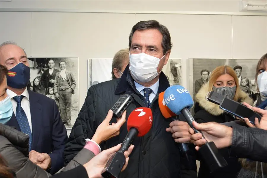 El presidente de la CEOE, Antonio Garamendi, ofrece declaraciones a los medios antes de una visita a la iglesia de Santiago de Carri&oacute;n de los Condes en Palencia, este viernes.El presidente de la CEOE, Antonio Garamendi, ha asegurado que la patronal va a estar en la negociaci&oacute;n de la reforma laboral "de forma profesional" y para avanzar, por lo que ha pedido al Gobierno que despolitice una negociaci&oacute;n que va m&aacute;s all&aacute; de "la batalla o el trofeo pol&iacute;tico". EFE/ A. &Aacute;lvarez