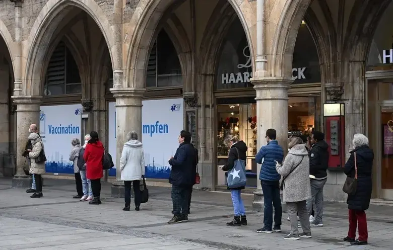 La gente espera frente a un centro de vacunaci&oacute;n en la ciudad de M&uacute;nich, en el sur de Alemania, el 15 de noviembre de 2021, en medio de un aumento de infecciones durante la pandemia de coronavirus en curso. Fotograf&iacute;a: Christof Stache / AFP / Getty Images