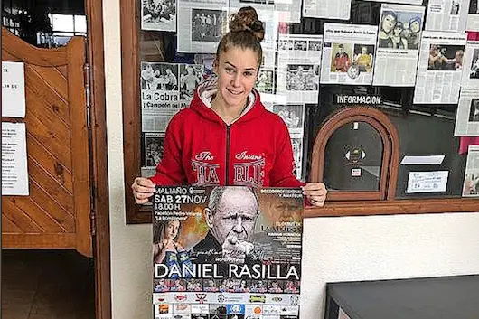 Marian Herrer&iacute;a, con el cartel de la velada.