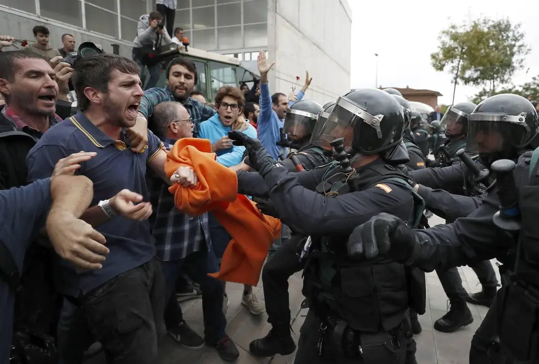 Ciudadanos se enfrentan a la Polic&iacute;a en Catalu&ntilde;a.