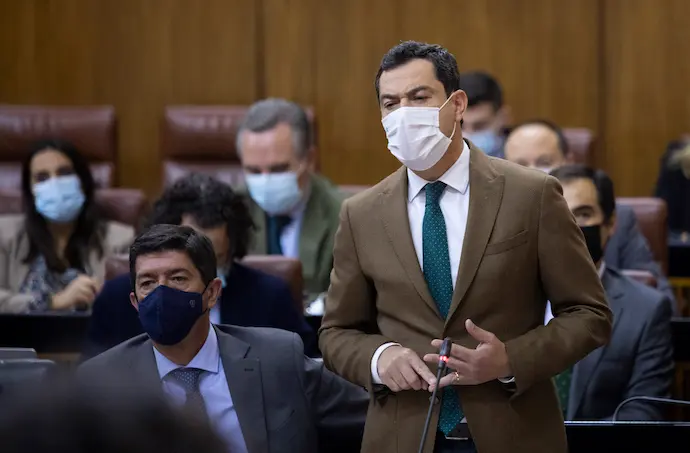 El presidente de la Junta de Andaluc&iacute;a, Juanma Moreno (d), junto al vicepresidente de la Junta , Juan Mar&iacute;n (i), durante su intervenci&oacute;n en la sesi&oacute;n de control al gobierno con pregunta de los grupos parlamentarios al presidente de la Junta,  en la segunda jornada del Pleno del Parlamento andaluz. A 11 de noviembre de 2021, en Sevilla (Andaluc&iacute;a, Espa&ntilde;a).
Mar&iacute;a Jos&eacute; L&oacute;pez / Europa Press
11/11/2021