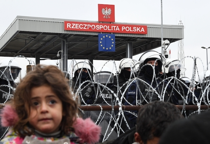 Una ni&ntilde;a al lado de la valla de Bielorrusia mientras varios agentes de polic&iacute;a polacos montan guardia en el paso fronterizo de Bruzgi-Kuznica Bialostocka, cerca de la frontera bielorrusa-polaca, a 15 de noviembre de 2021, en Bruzgi, (Bielorrusia). La tensi&oacute;n ha aumentado en la frontera entre Polonia y Bielorrusia, a medida que se han ido agolpando miles de personas que buscan seguir su avance hacia la Uni&oacute;n Europea, donde adem&aacute;s de vivir con fr&iacute;o y a la intemperie, se est&aacute; produciendo ataques y altercados. Lo ocurrido es un nuevo episodio de la tensi&oacute;n reinante ahora mismo en la frontera, fruto, seg&uacute;n la Uni&oacute;n Europea, de una represalia de las autoridades bielorrusas contra las sanciones emitidas despu&eacute;s de las elecciones del a&ntilde;o pasado en el pa&iacute;s, que Bruselas consider&oacute; como fraudulentas. Licencia editorial v&aacute;lida 3 MESES a partir de fecha de la imagen, posteriormente eliminarla de su archivo. Para usos no editoriales y fuera de licencia contactar con EUROPA PRESS. Editorial license valid for 3 MONTHS from the date of the image, then delete from your archive. For non-editorial and non-licensed use, please contact EUROPA PRESS.
15 NOVIEMBRE 2021;CAMPAMENTO;MIGRANTES;BIELORRUSIA;POLONIA;CRISIS
Viktor Tolochko/Sputnik / Europa Press
15/11/2021