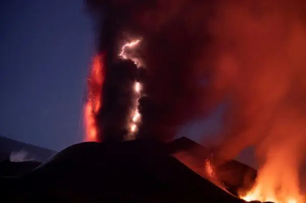 Imagen de una descarga de rayos sobre el cono del volc&aacute;n de La Palma tomada en la loche del domingoEFE/Jos&eacute; Juan Rodr&iacute;guez Rocha