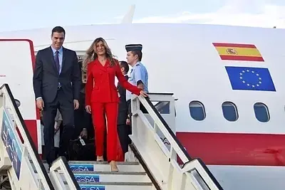 El presidente del Gobierno y su esposa descienden del avi&oacute;n oficial en Cuba en 2018. Yander Zamora EFE