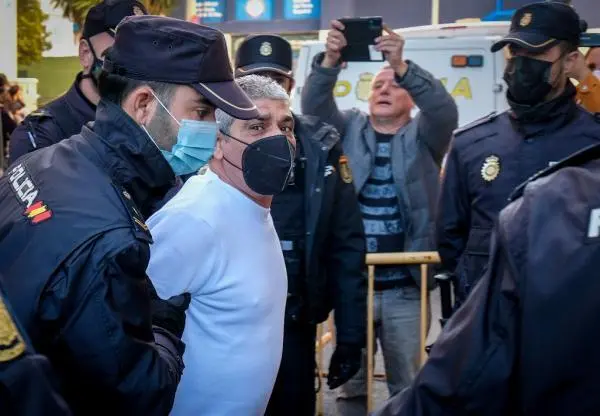 Efectivos de la Polic&iacute;a Nacional trasladan al acusado Bernardo Montoya a la Audiencia Provincial de Huelva, donde hoy se celebra la cuarta sesi&oacute;n del juicio acusado de agredir sexualmente y asesinar en el mes de diciembre de 2018 a Laura Luelmo, la profesora zamorana de 26 a&ntilde;os, en la localidad de El Campillo (Huelva). EFE/Juli&aacute;n P&eacute;rez
