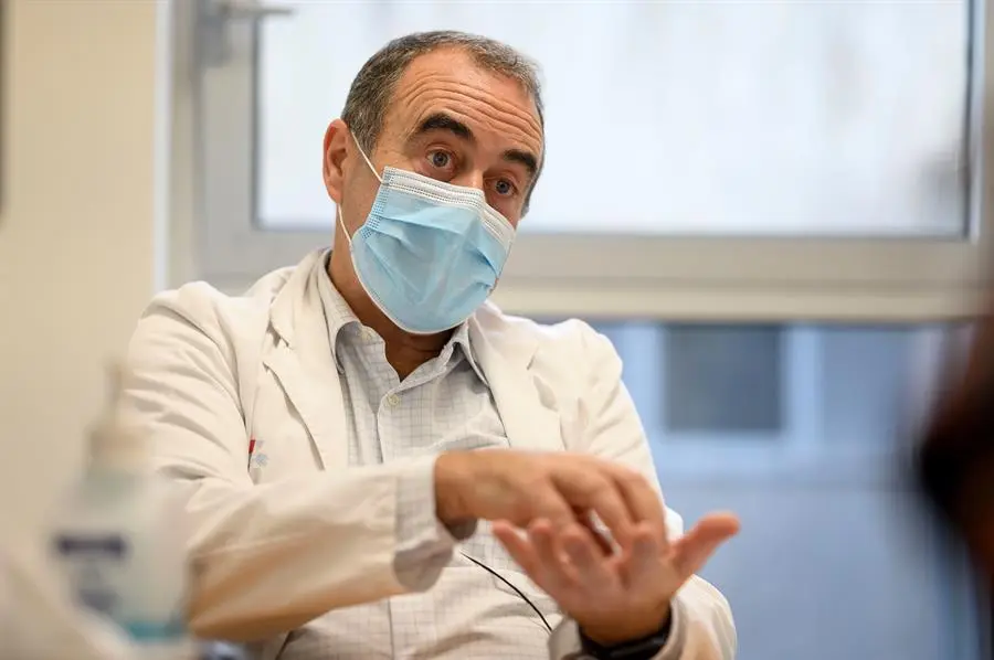 El presidente de la Sociedad Espa&ntilde;ola de Inmunolog&iacute;a, Marcos L&oacute;pez Hoyos, durante una entrevista mantenida con la Agencia Efe en Santander. EFE/Pedro Puente Hoyos