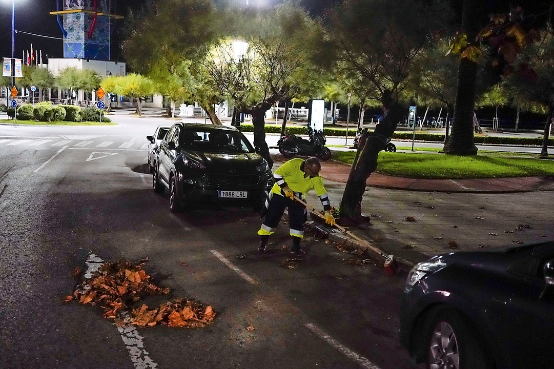 Un operario de la nueva empresa de basuras durante la jornada noctura en la Plaza de Italia en Santander. / Hardy