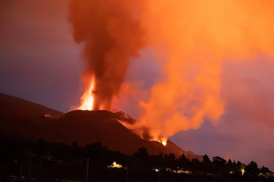Vista del volc&aacute;n de Cumbre Vieja, de cuya erupci&oacute;n se cumplen 60 d&iacute;as este jueves. EFE/MIGUEL CALERO