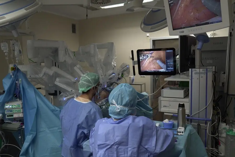 Cirug&iacute;a en Valdecilla con el robot Da Vinci. / A.E.