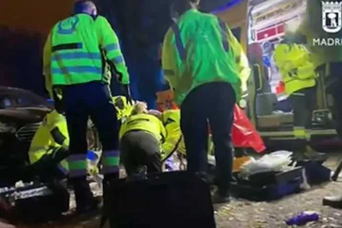 Efectivos de emergencias atienden a la joven de 20 a&ntilde;os atropellada en el paseo de Juan XXIII, en Madrid.Emergencias Madrid