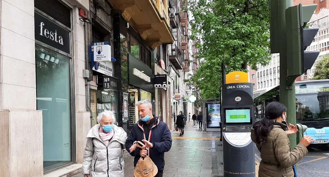 Varias personas por el centro de Santander. / ALERTA
