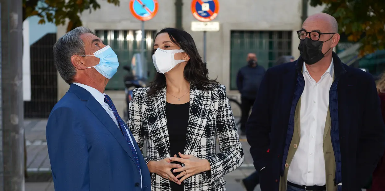 El presidente de Cantabria, Miguel &Aacute;ngel Revilla; la presidenta de Ciudadanos (Cs), In&eacute;s Arrimadas, y el coordinador de Cs Cantabria, F&eacute;lix &Aacute;lvarez, durante un encuentro en la sede del Gobierno de Cantabria, a 20 de noviembre de 2021, en Santander, Cantabria (Espa&ntilde;a). La presidenta de Ciudadanos acude este s&aacute;bado a Santander para mantener un encuentro con el presidente de Cantabria y para participar en un acto con afiliados y simpatizantes. Juan Manuel Serrano Arce / Europa Press