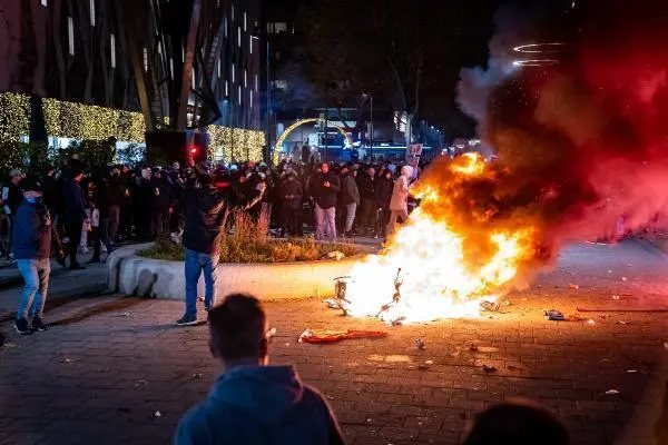 Un scooter incendiado durante una protesta contra la pol&iacute;tica 2G en Coolsingel, Rotterdam, Pa&iacute;ses Bajos, 19 de noviembre de 2021. Cientos de manifestantes se han reunido para protestar contra el endurecimiento de las medidas contra el coronavirus. (Protestas, Incendio, Pa&iacute;ses Bajos; Holanda) EFE/EPA/Killian Lindenburg