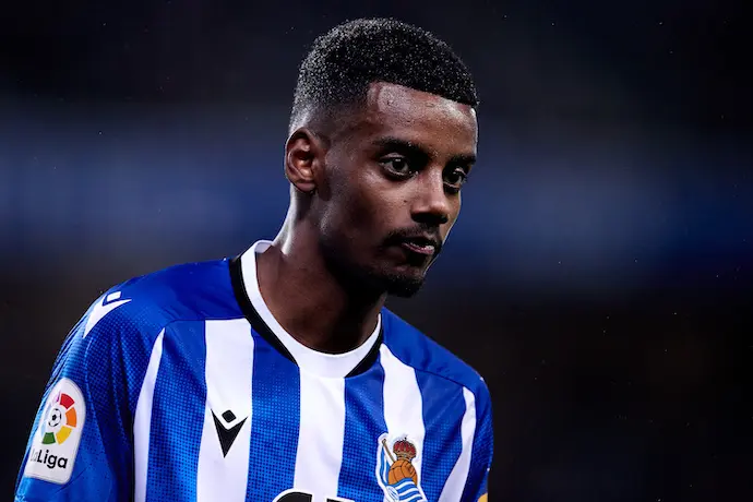 Alexander Isak, de la Real Sociedad, mira durante el partido de f&uacute;tbol de la liga espa&ntilde;ola, La Liga, entre la Real Sociedad y el Athletic Club en el Reale Arena el 31 de octubre de 2021 en San Sebasti&aacute;n, Espa&ntilde;a.
