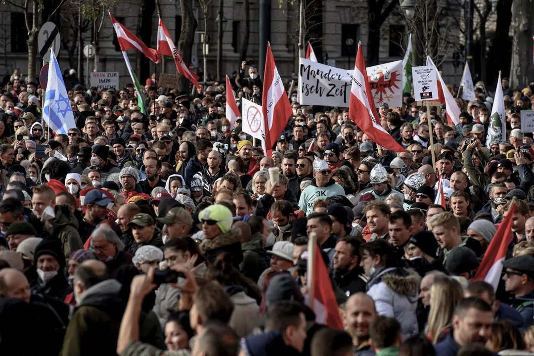 Manifestantes por las calles de Viena portan una pancarta con el lema "El mejor esclavo es el que se cree libre" durante las protestas contra el confinamiento y una vacunaci&oacute;n obligatoria.