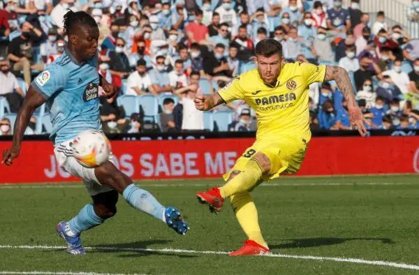 El jugador del Celta de Vigo Joseph Aidoo, disputa el bal&oacute;n con el jugador del Villarreal Francis Coquelin, durante el partido de la jornada 14 de LaLiga celebrado este s&aacute;bado en el estadio Abanca-Bala&iacute;dos de Vigo. EFE / Salvador Sas
