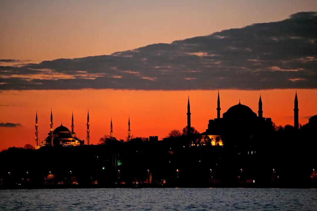 Vista de la silueta del museo de Santa Sof&iacute;a (d) y de la Mezquita Azul (i) al atardecer en Estambul (antigua Constantinopla), Turqu&iacute;a, en una imagen de archivo. EFE/Tolga Bozoglu.