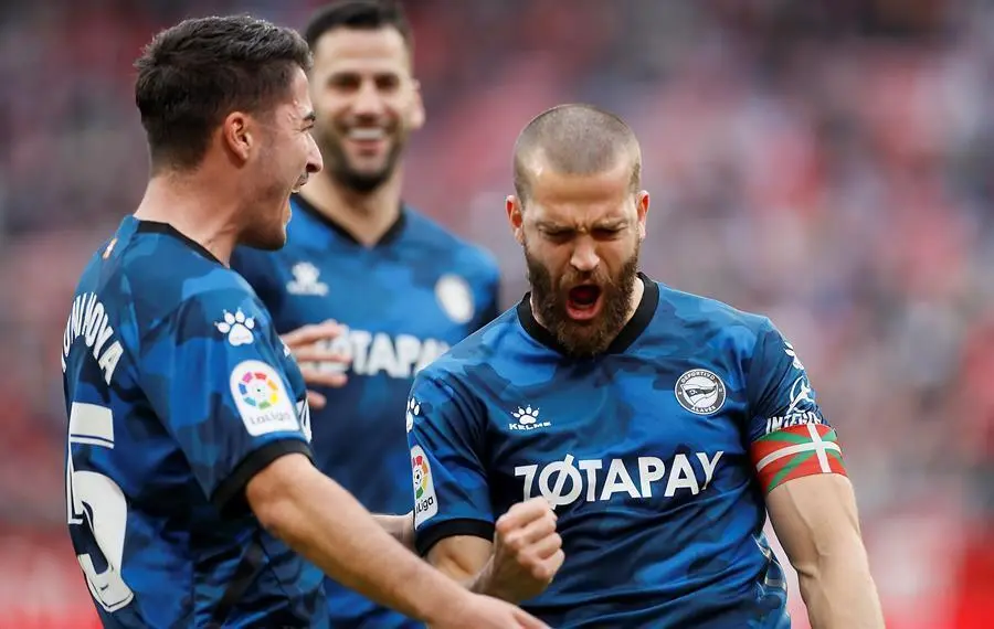 El defensa del Alav&eacute;s V&iacute;ctor Laguardia (d), celebra el primer gol ante el Sevilla durante el partido de la decimocuarta jornada de Primera Division, disputado hoy en el estadio S&aacute;nchez Pizjuan.- EFE/Jos&eacute; Manuel Vidal