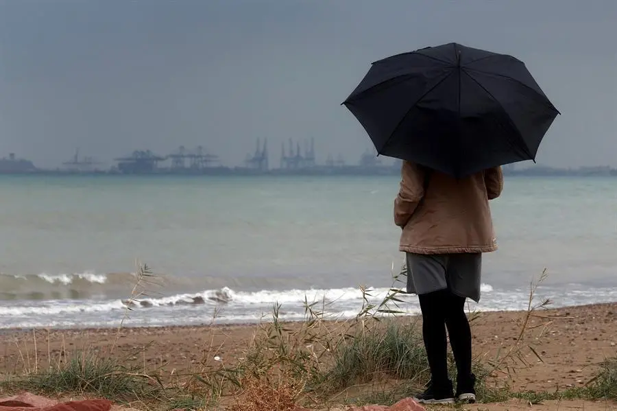 Una mujer contempla el litoral brumoso y encapotado cuando la Comunitat Valenciana registrar&aacute; este s&aacute;bado cielo nuboso o cubierto y precipitaciones generalizadas que a &uacute;ltimas horas del d&iacute;a estar&aacute;n ocasionalmente acompa&ntilde;adas de tormenta y podr&aacute;n darse con intensidad fuerte en algunos puntos del litoral de Valencia y Castell&oacute;n seg&uacute;n la Agencia Estatal de Meteorolog&iacute;a (Aemet). EFE/Kai F&ouml;rsterling