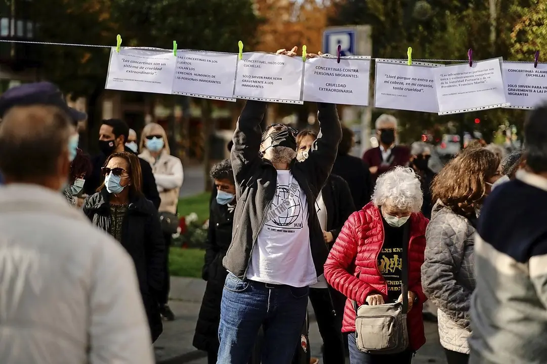 Varias personas manifest&aacute;ndose en contra de las concertinas del puerto de Santander. / hardy