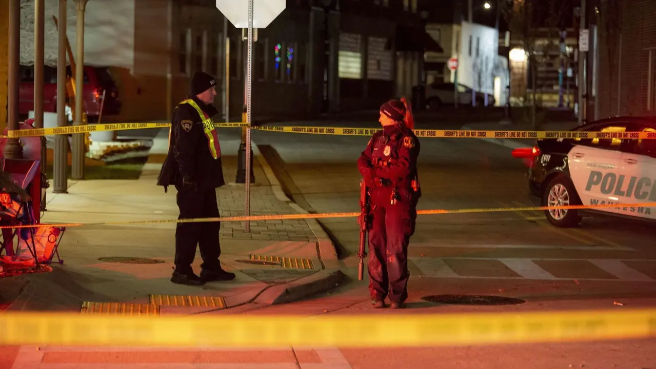 Polic&iacute;as en el lugar del atropello este domingo en Waukesha, en Wisconsin.
FOTO: AFP | REUTER
