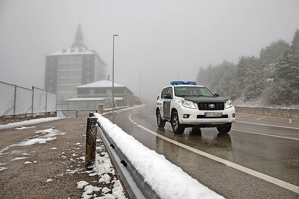 20can03_EuropaPress_4053401_vehiculo_guardia_civil_pasa_puerto_navacerrada_sierra_guadarrama_noviembre