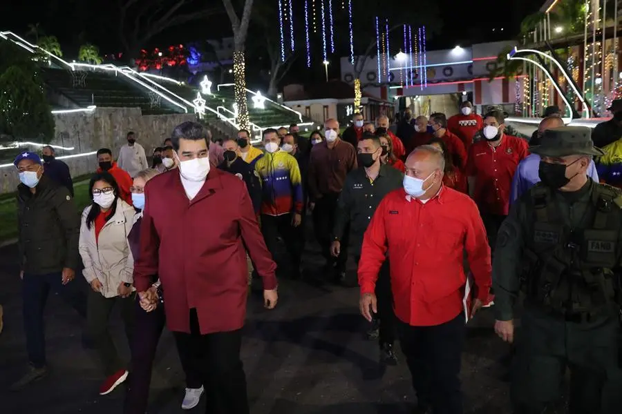 Fotograf&iacute;a cedida por prensa de Miraflores del presidente de Venezuela, Nicol&aacute;s Maduro, mientras ofrece un mensaje al pa&iacute;s hoy, en Caracas (Venezuela). Maduro, pidi&oacute; la madrugada de este lunes respeto a los resultados de las elecciones regionales y locales del pa&iacute;s, tras celebrar que el gobernante Partido Socialista Unido de Venezuela (PSUV) arrasara al ganar 20 de las 23 gobernaciones de la naci&oacute;n, adem&aacute;s de Caracas, con el 90,21 % de los votos escrutados. EFE/ Prensa De Miraflores