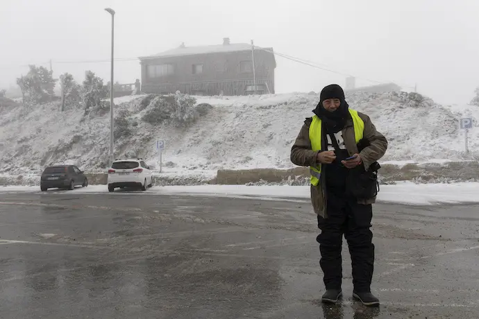 Un hombre en el aparcamiento del Puerto de Navacerrada, en la sierra de Guadarrama, a 4 de noviembre de 2021, en Madrid (Espa&ntilde;a). La madrugada de este mi&eacute;rcoles, 3 de noviembre, se han registrado las primeras nevadas de la temporada en la sierra de Guadarrama, tras haber cuajado en los puertos de Navacerrada y Cotos. La nieve ha dejado espesores de hasta seis cent&iacute;metros en algunos puntos del Puerto de Cotos y de un cent&iacute;metro en el Puerto de Navacerrada.
04 NOVIEMBRE 2021;NIEVE;NAVACERRADA;MONTA&Ntilde;A;MADRID;FRIO;INVIERNO
Rafael Bastante / Europa Press
4/11/2021