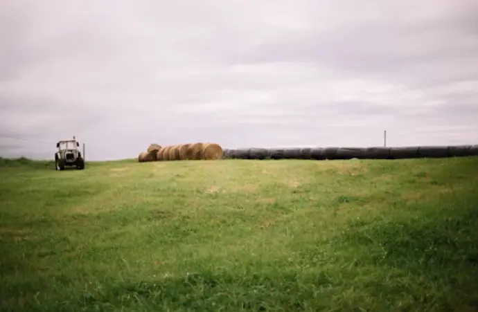 tractor paca de hierva