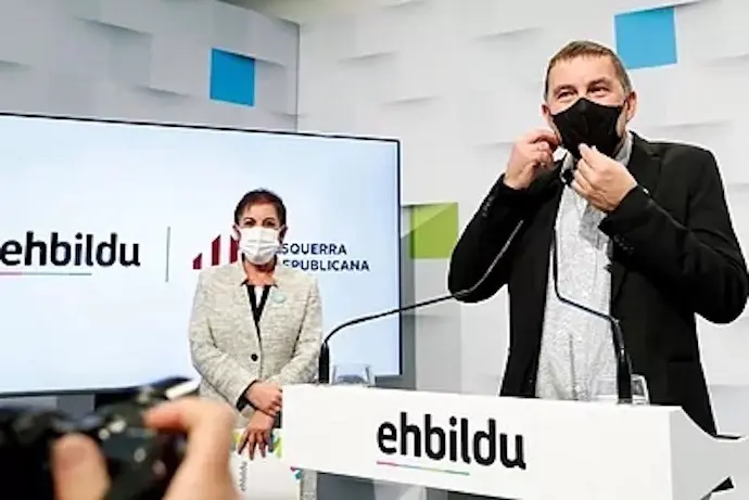 Arnaldo Otegi y Mertxe Aizpiurua, el viernes, en San Sebasti&aacute;n.EFE