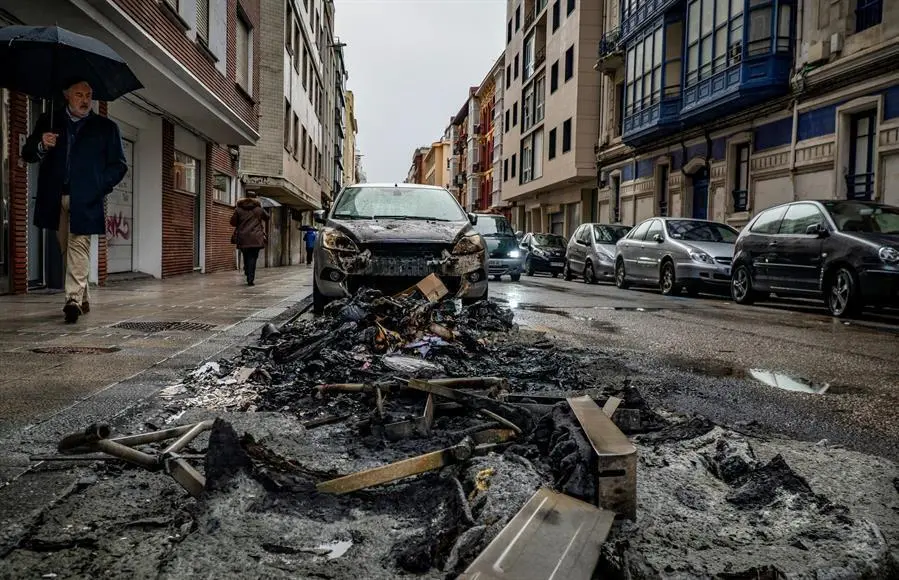 La Polic&iacute;a Nacional, en colaboraci&oacute;n con la Polic&iacute;a Local de Santander, est&aacute;n investigando la autor&iacute;a de varios incendios de contenedores que se han producido en los &uacute;ltimos d&iacute;as en la capital c&aacute;ntabra, afectando tambi&eacute;n a algunos veh&iacute;culos. EFE/Rom&aacute;n G. Aguilera
