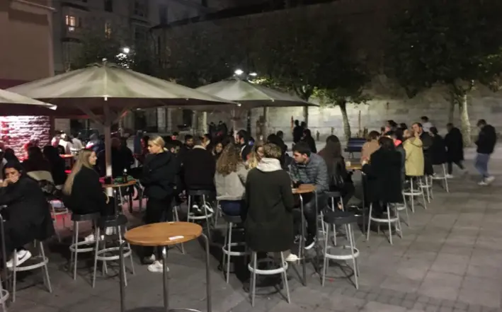 Varias personas en la zona de ocio nocturno en Ca&ntilde;ad&iacute;o, Santander. / ALERTA